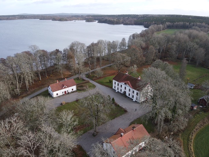 Flygbild över Flishult herrgård, gården och sjön